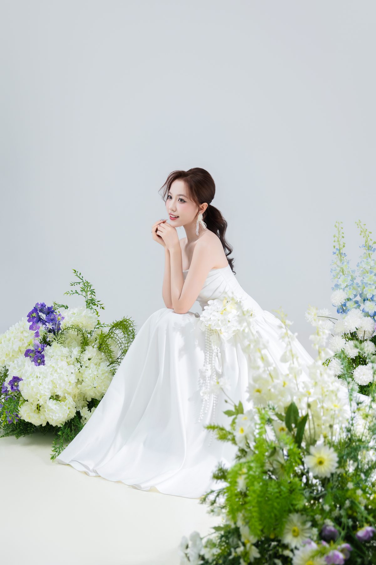 Váy cưới đơn giản chụp ảnh Studio