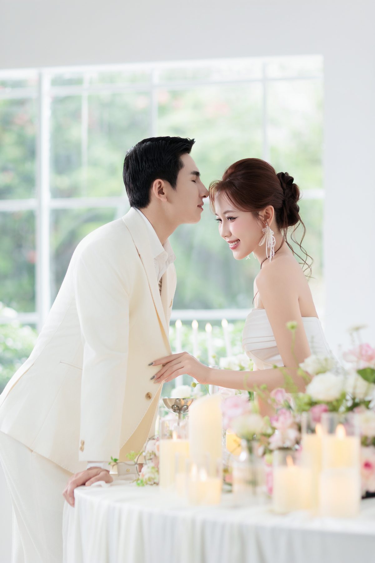 Váy cưới tối giản 'bắt trend' để chụp hình